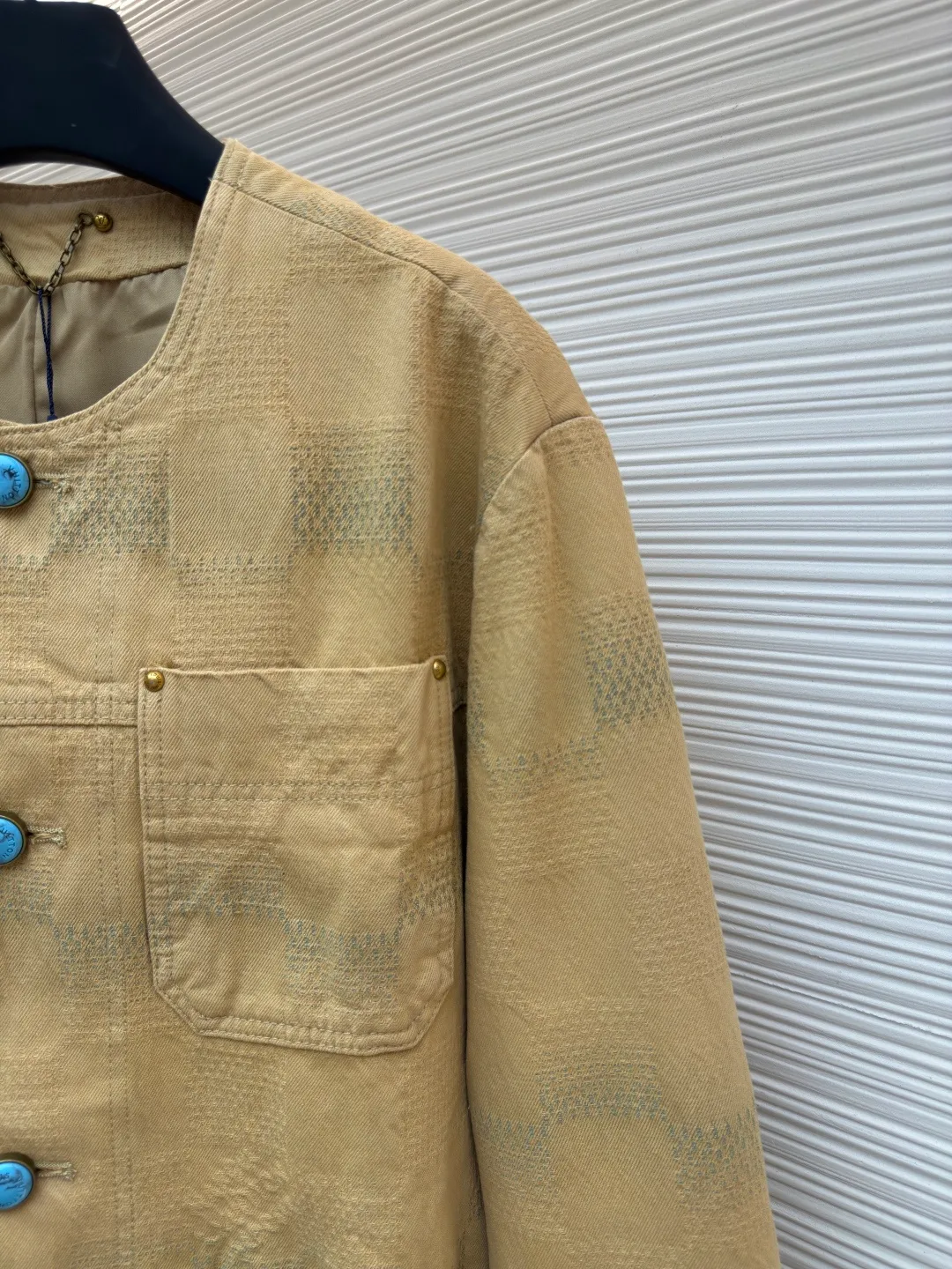 LOUIS VUITTON turquoise collarless jacket ●Authentic product: purchased and developed by 18939 ●Item number: 1680007-C45 ●Fabric: denim fabric ●Technology: jacquard production ●Version: fitted version ●Weight: about 1255 grams ●Size: 46-48-50-52 ●Description: Louis Vuitton LV checkerboard collarless denim jacket Made of custom-woven denim denim, custom-dyed with contrasting indigo effect and 3D checkered jacquard craftsmanship. Through the yarn-dyed jacquard process, various patterns and patterns are woven directly into the fabric during the weaving process, making the surface of the denim appear richer in texture and visual effects. The fabric goes through sand washing process and special dyeing technology! Customized accessories, complete with three standards. The overall wiring is straight and delicate, the fabric is comfortable and soft, and the color is consistent without color difference. It can be matched with the same style to create a fashionable look and control various occasions. Customized accessories, complete with three standards, same style for men and women!